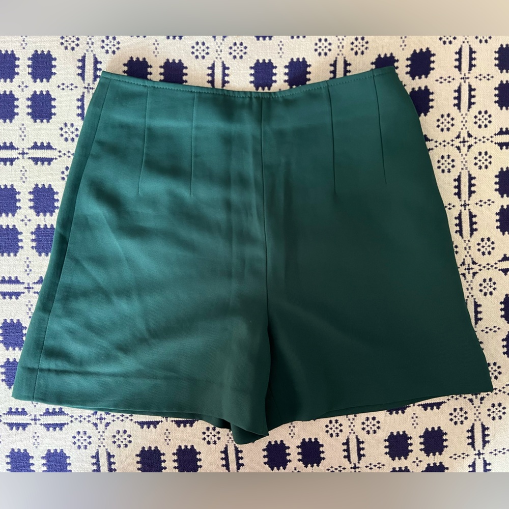 Beautiful high-waisted green Club Monaco shorts